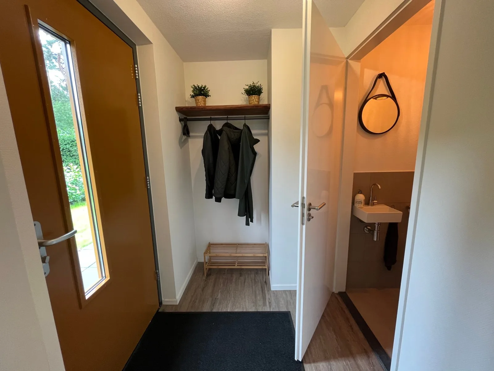 Entree van het huis met garderobe en toilet