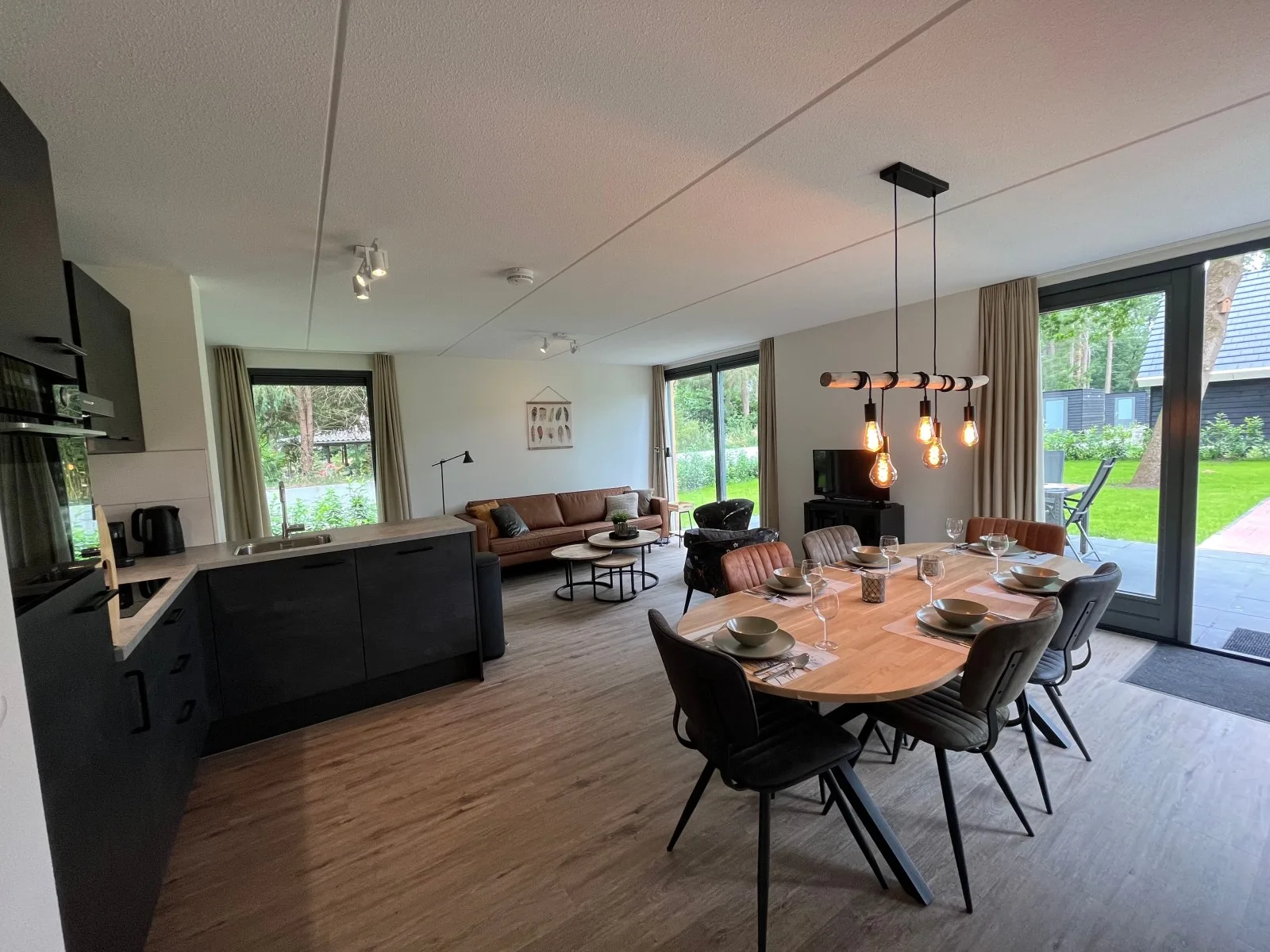 Open keuken met eettafel voor zes