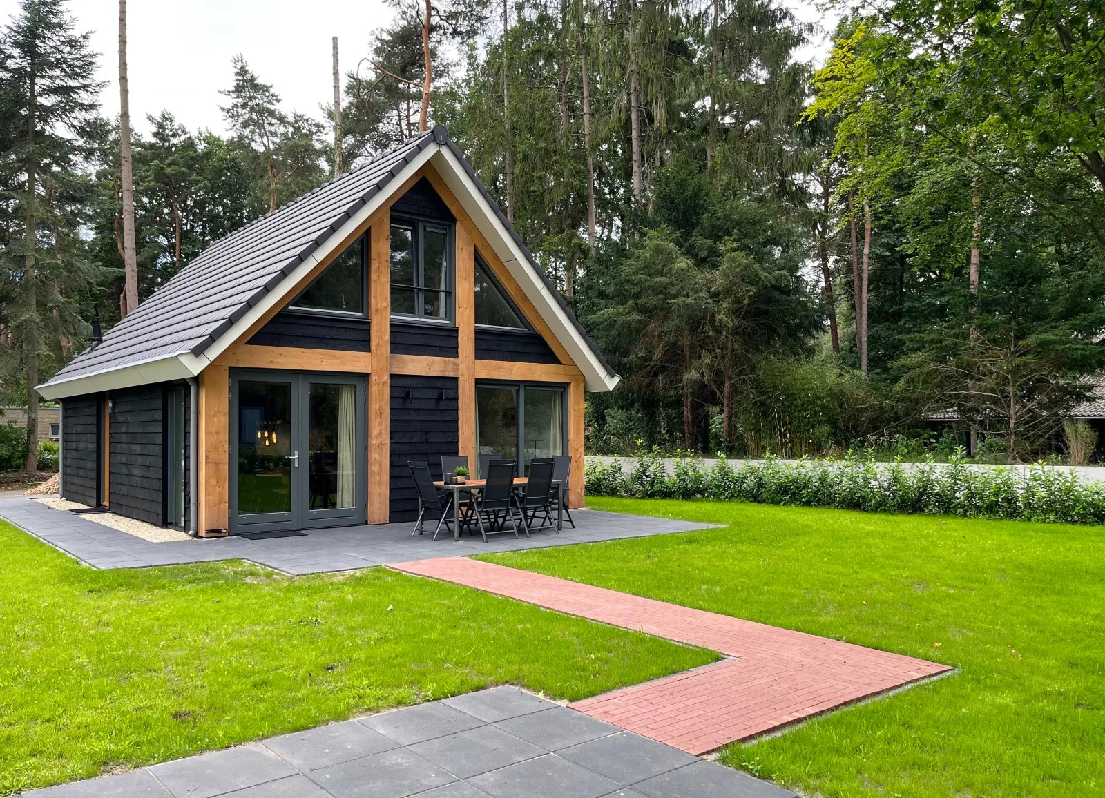 Het huis met de ruime tuin en het bakstenen pad